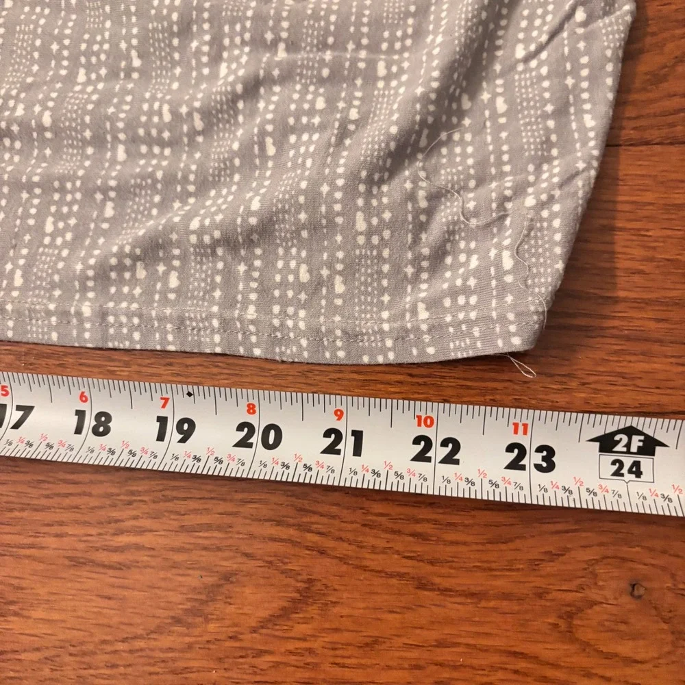Munchkin Brica Antimicrobial Nursing Car‎ seat Cover Gray White Dot Print Snaps